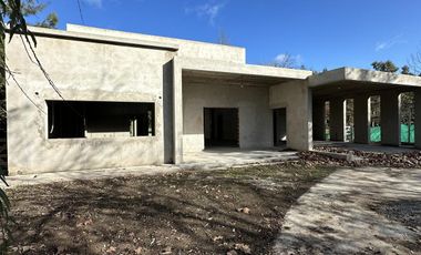 VENTA CASA DE 3 DORMITORIOS CON PILETA EN MIRALAGOS