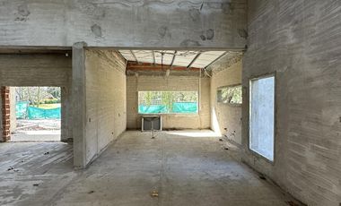 VENTA CASA DE 3 DORMITORIOS CON PILETA EN MIRALAGOS