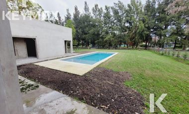 VENTA CASA DE 3 DORMITORIOS CON PILETA EN MIRALAGOS