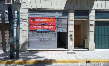 Amplio local comercial con depósito y oficina en planta alta muy buena ubicación a tres cuadras de la estación de Temperley