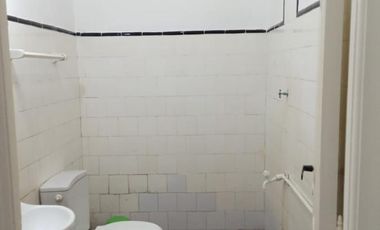 Amplio local comercial con depósito y oficina en planta alta muy buena ubicación a tres cuadras de la estación de Temperley