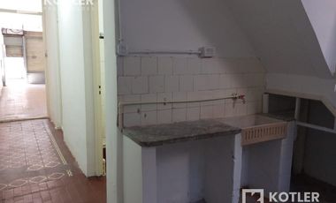 Amplio local comercial con depósito y oficina en planta alta muy buena ubicación a tres cuadras de la estación de Temperley