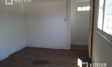 Amplio local comercial con depósito y oficina en planta alta muy buena ubicación a tres cuadras de la estación de Temperley