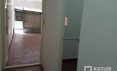 Amplio local comercial con depósito y oficina en planta alta muy buena ubicación a tres cuadras de la estación de Temperley