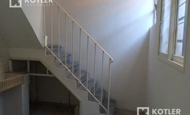 Amplio local comercial con depósito y oficina en planta alta muy buena ubicación a tres cuadras de la estación de Temperley