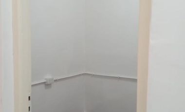 Amplio local comercial con depósito y oficina en planta alta muy buena ubicación a tres cuadras de la estación de Temperley