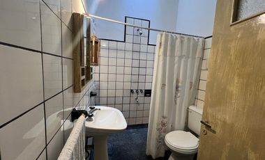 Casa y departamento EN LOTE PROPIO – Ideal dos familias o renta.