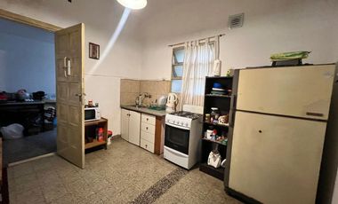 Casa y departamento EN LOTE PROPIO – Ideal dos familias o renta.