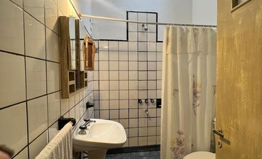 Casa y departamento EN LOTE PROPIO – Ideal dos familias o renta.