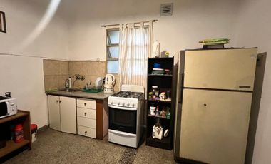 Casa y departamento EN LOTE PROPIO – Ideal dos familias o renta.