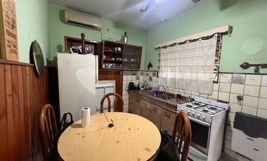 Casa y departamento EN LOTE PROPIO – Ideal dos familias o renta.