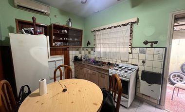 Casa y departamento EN LOTE PROPIO – Ideal dos familias o renta.
