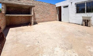 VENTA - 3 casas construidas en un mismo lote de 197,90 m2. Desarrolladas en dos plantas. Ibarlucea.