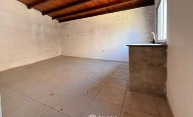 VENTA - 3 casas construidas en un mismo lote de 197,90 m2. Desarrolladas en dos plantas. Ibarlucea.