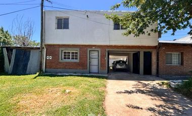 VENTA - 3 casas construidas en un mismo lote de 197,90 m2. Desarrolladas en dos plantas. Ibarlucea.