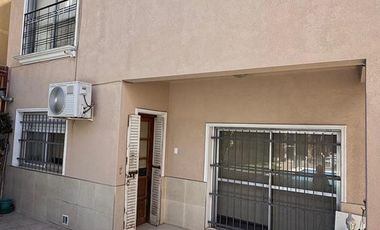 Casa de Seis ambientes con Quincho, Pileta y Espacio Cochera en Venta en Wilde