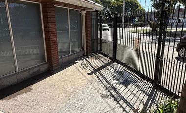 Casa de Seis ambientes con Quincho, Pileta y Espacio Cochera en Venta en Wilde