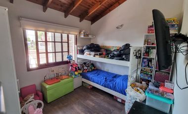 Departamento en planta alta + patio y quincho