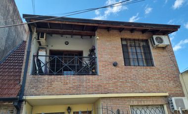 Departamento en planta alta + patio y quincho