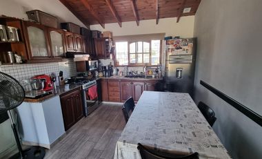 Departamento en planta alta + patio y quincho