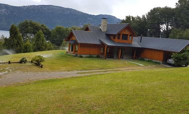 Casa sobre amplio terreno en venta - Villa La Angostura con vista a lago y montaña