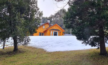 Casa sobre amplio terreno en venta - Villa La Angostura con vista a lago y montaña