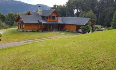 Casa sobre amplio terreno en venta - Villa La Angostura con vista a lago y montaña
