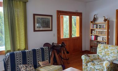 Casa sobre amplio terreno en venta - Villa La Angostura con vista a lago y montaña