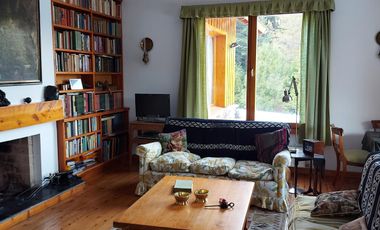 Casa sobre amplio terreno en venta - Villa La Angostura con vista a lago y montaña