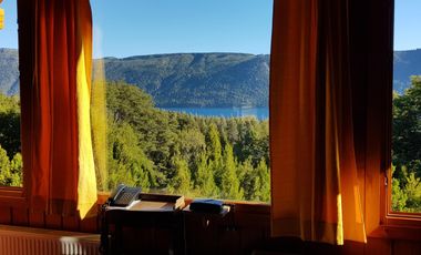 Casa sobre amplio terreno en venta - Villa La Angostura con vista a lago y montaña