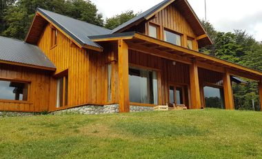 Casa sobre amplio terreno en venta - Villa La Angostura con vista a lago y montaña
