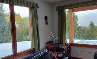 Casa sobre amplio terreno en venta - Villa La Angostura con vista a lago y montaña