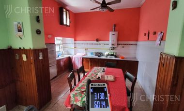 Casa en venta. Ideal para emprendimiento inmobiliario y/o de salud.