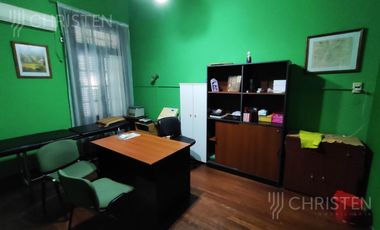 Casa en venta. Ideal para emprendimiento inmobiliario y/o de salud.