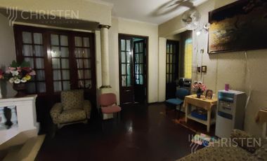 Casa en venta. Ideal para emprendimiento inmobiliario y/o de salud.