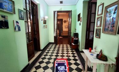 Casa en venta. Ideal para emprendimiento inmobiliario y/o de salud.