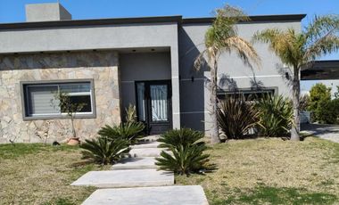 Casa en Lagos de Canning – 3 Dorm – 1 Planta con Pileta