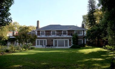 Casa en venta en Acassuso. 4 dormitorios en suite. Jardín. Pileta. Vigilancia.