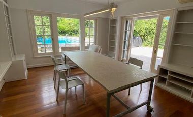 Casa en venta en Acassuso. 4 dormitorios en suite. Jardín. Pileta. Vigilancia.