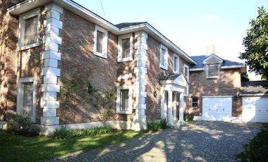 Casa en venta en Acassuso. 4 dormitorios en suite. Jardín. Pileta. Vigilancia.