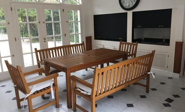 Casa en venta en Acassuso. 4 dormitorios en suite. Jardín. Pileta. Vigilancia.