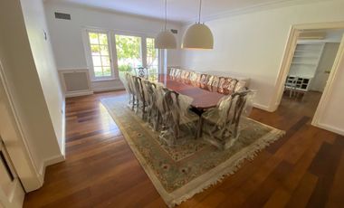 Casa en venta en Acassuso. 4 dormitorios en suite. Jardín. Pileta. Vigilancia.