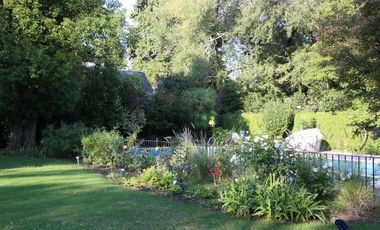 Casa en venta en Acassuso. 4 dormitorios en suite. Jardín. Pileta. Vigilancia.