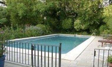 Casa en venta en Acassuso. 4 dormitorios en suite. Jardín. Pileta. Vigilancia.