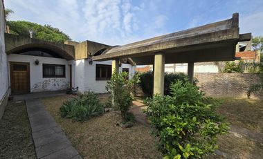 VENTA CASA 4 AMBIENTES EN VILLA ADELINA
