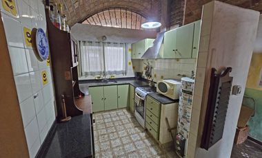 VENTA CASA 4 AMBIENTES EN VILLA ADELINA