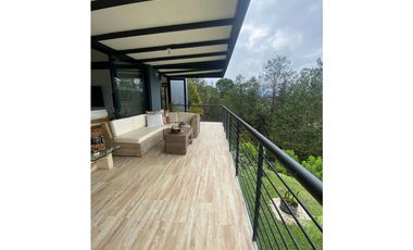 Espectacular casa campestre en parcelación vía La Ceja Rinegro