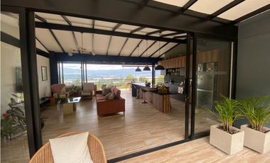 Espectacular casa campestre en parcelación vía La Ceja Rinegro