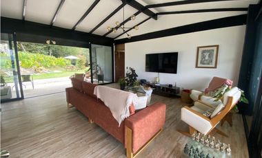 Espectacular casa campestre en parcelación vía La Ceja Rinegro