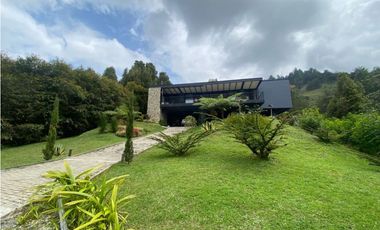 Espectacular casa campestre en parcelación vía La Ceja Rinegro